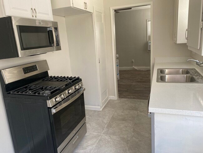 Building Photo - 7940 Milton Ave, Unit A