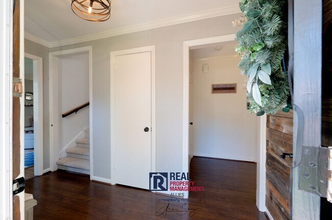Building Photo - Charming Roswell Home