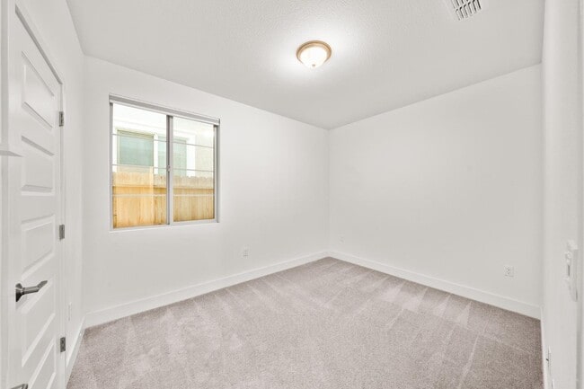 Building Photo - 10523 Tenor Way