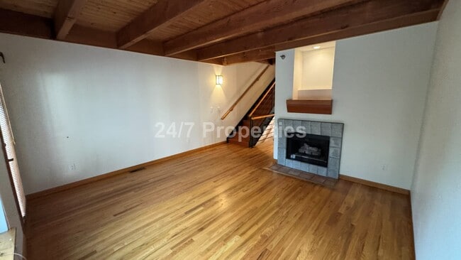 Building Photo - Charming 2 BD I 2 BA Townhome - Goose Hollow