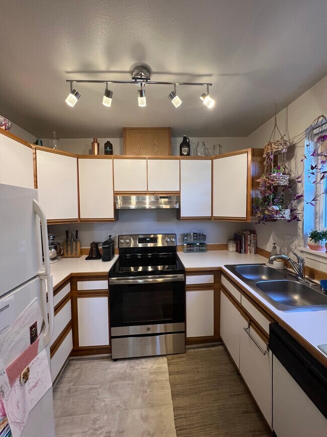 cocina de la unidad 102 - 631 N Garden St