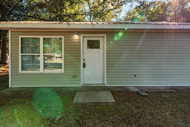 Building Photo - $1000 - 2 bed/1 bath single-family home fo...