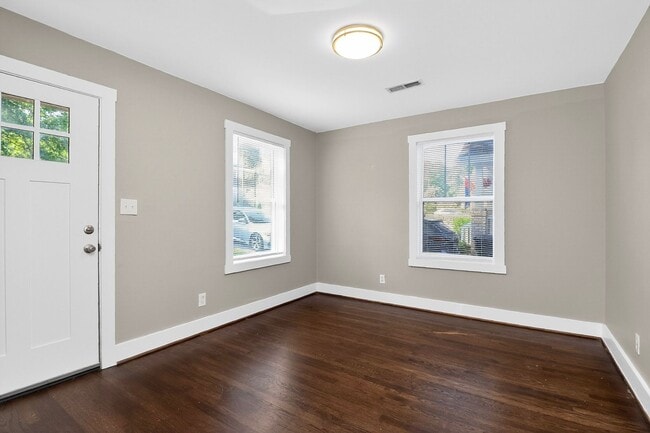 Building Photo - Beautiful 2 Bedroom Belmont Bungalow