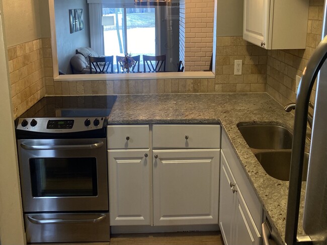 Building Photo - 1543 Millpond Ct