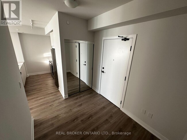 Photo du bâtiment - 4130-4130 Parkside Village Dr