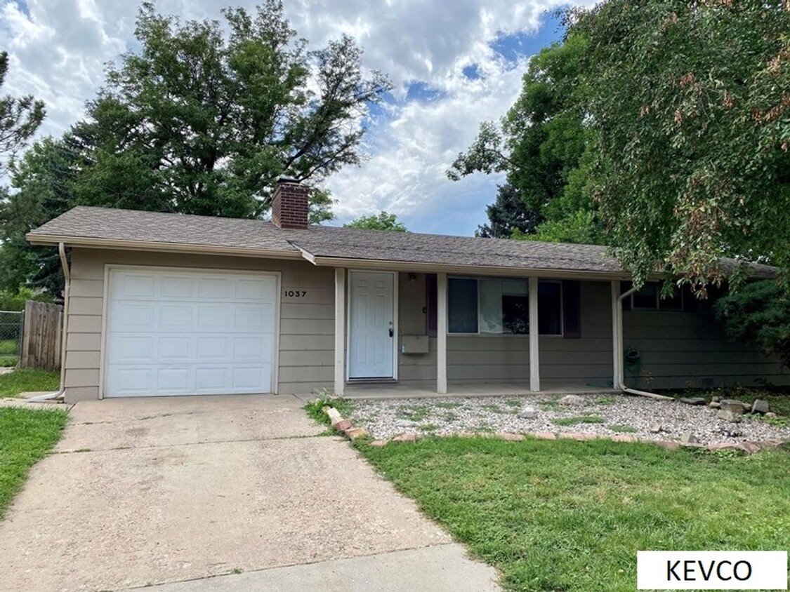 Primary Photo - Ranch-Style Home in Campus West, Near Foot...