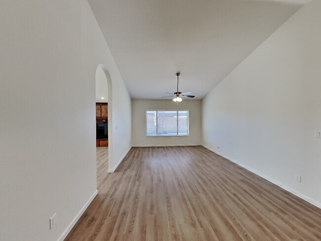 Foto del edificio - 421 E Encinas Ave