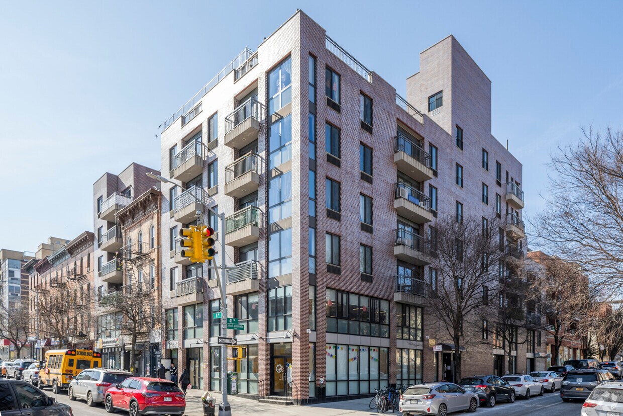 Foto principal - 4102 8th Ave