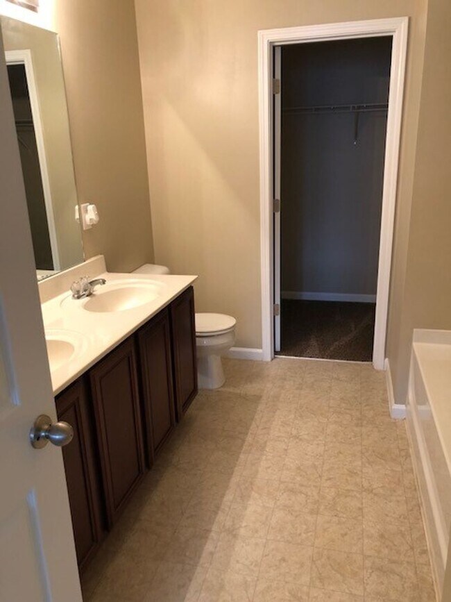 Foto del edificio - Brentwood Townhome For Lease