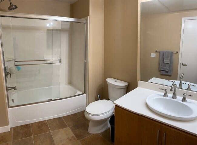 Foto del edificio - 5501 De Marcus Blvd