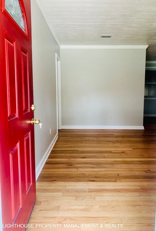Foto del edificio - Charming 3 Bedroom Home With Bonus Room And Fenced Yard