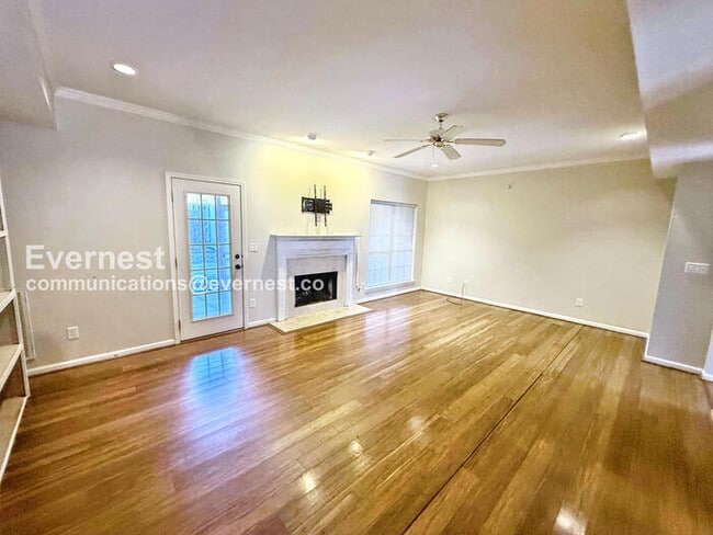 Foto del edificio - Spacious Town Home with Fenced Yard and Driveway Parking