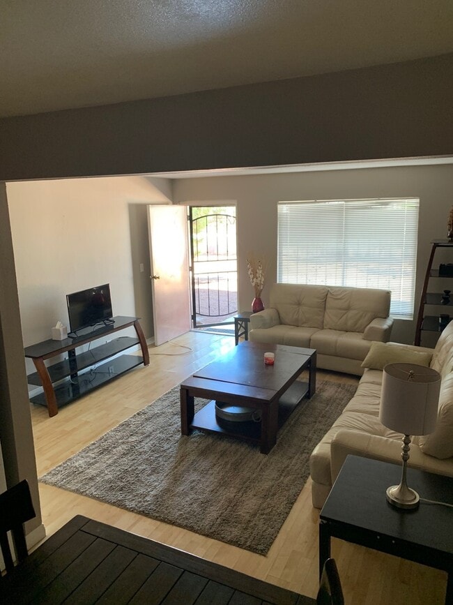 Building Photo - Available 1 Bedroom Condo In Central Las V...