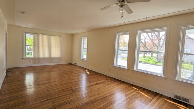 Foto del edificio - 1045 Kenneth- Large house with basement