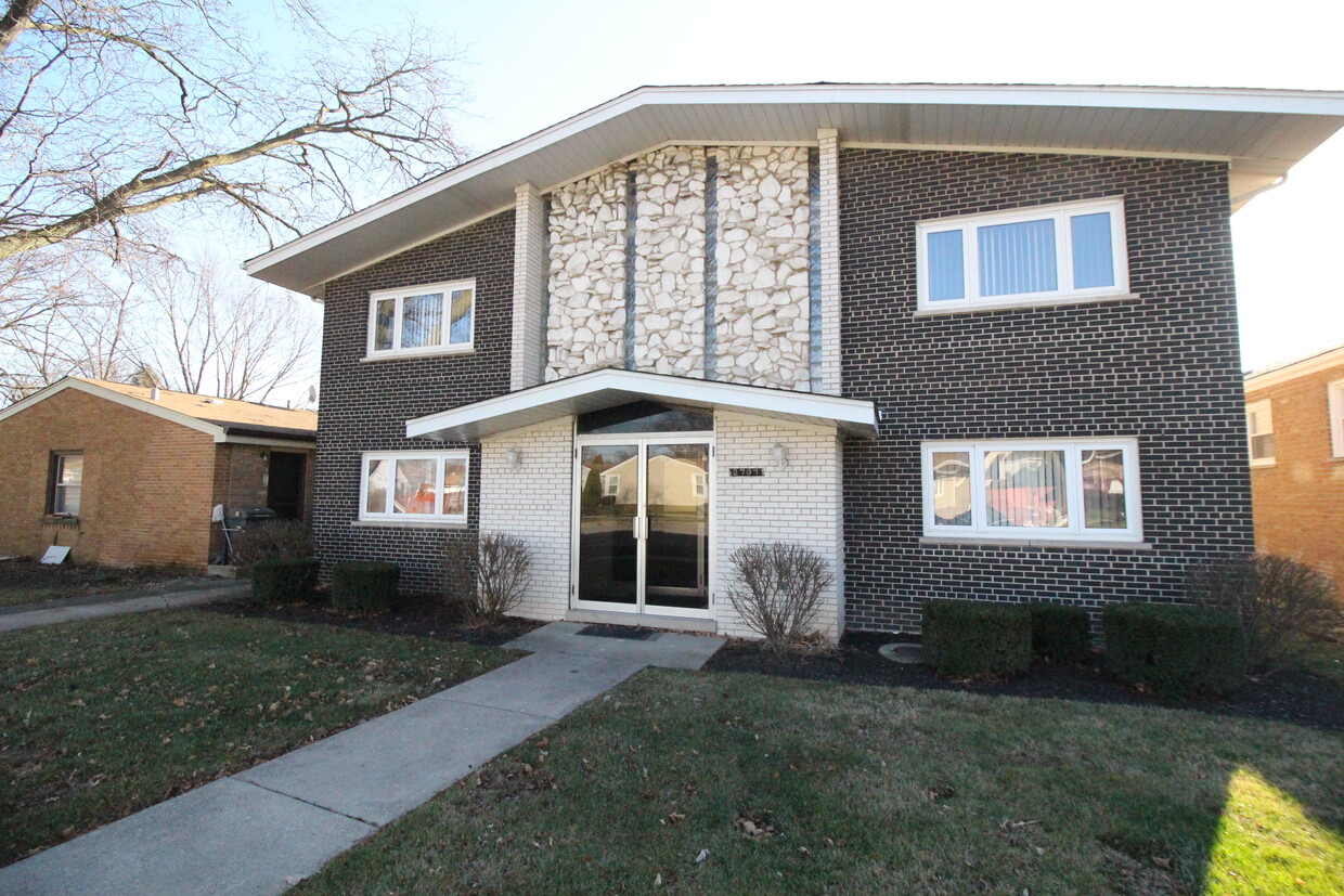 Down the block from golf course! - 2707 123rd St