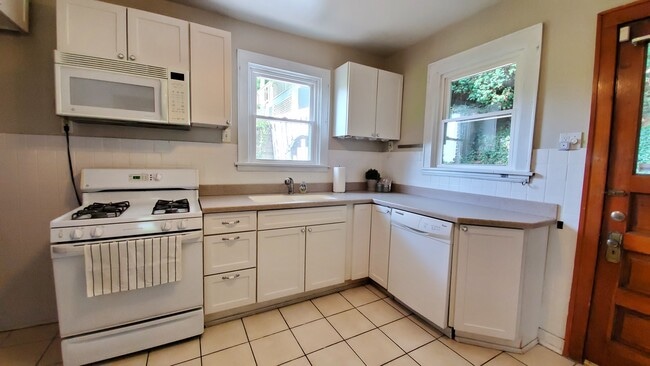 Kitchen - 735 Riddle Rd