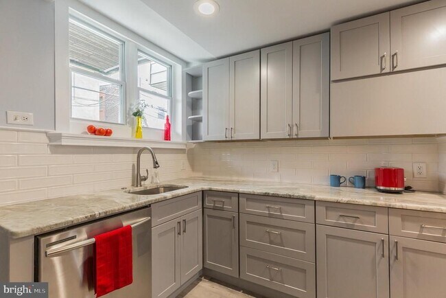 Building Photo - 2027 S Beechwood St