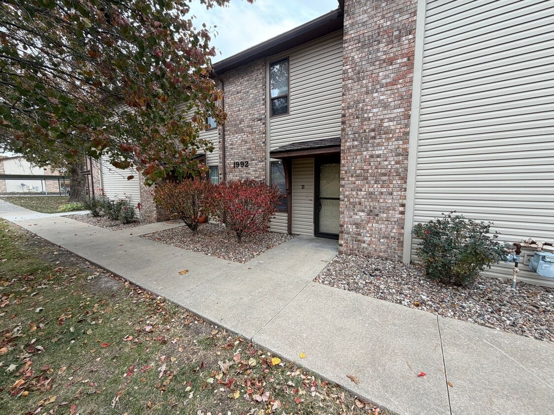 Primary Photo - Lakefront 2 bed 2.5 bath townhouse!