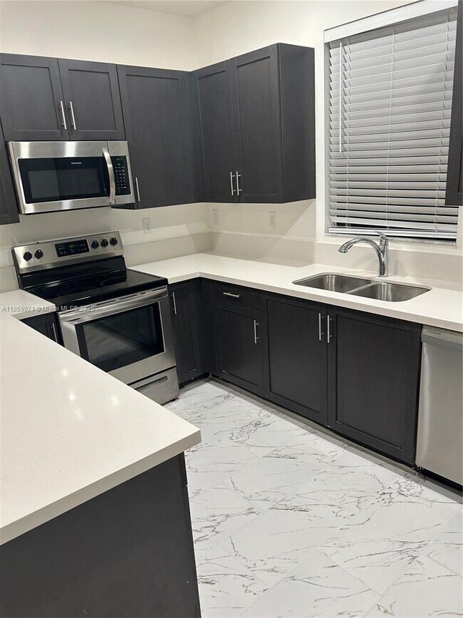 Building Photo - 2831 SW 16th Ter