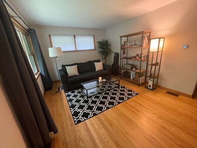 Foto del edificio - 2 Bedroom Duplex on Great Corner Lot in Urbana!