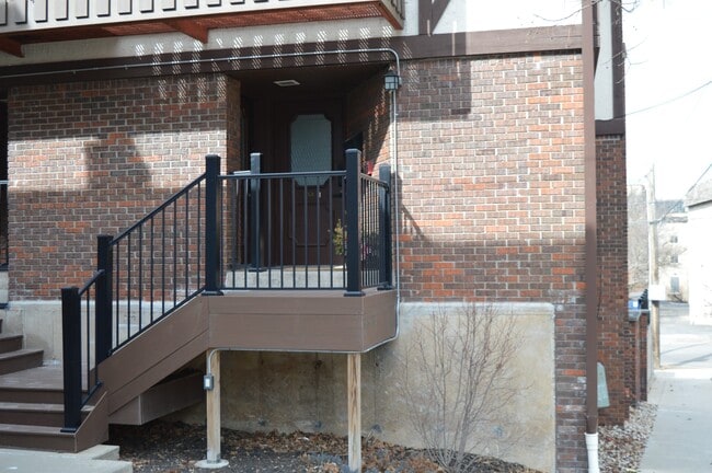 Building Photo - 328 N Allen St