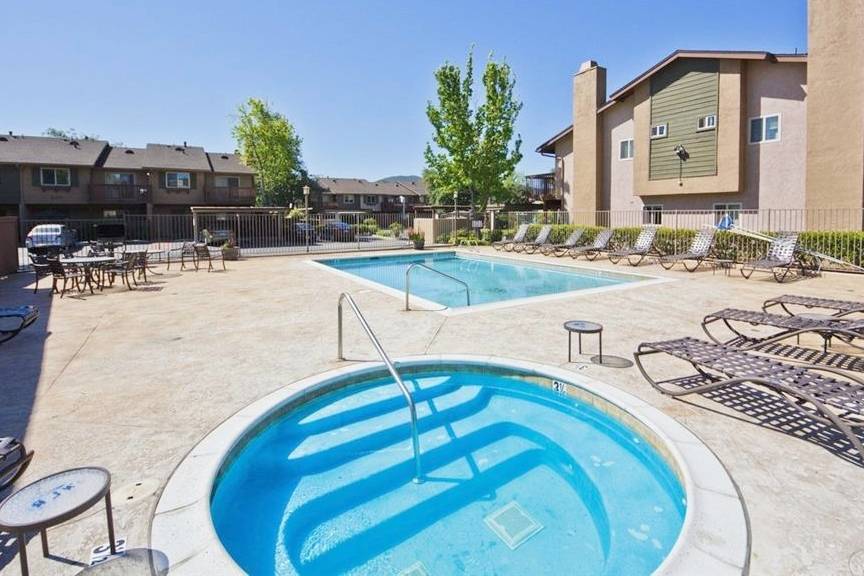 Sparkling Pool / Jacuzzi - 201 Westlake Dr