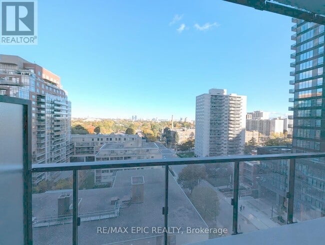 Photo du bâtiment - 110 Broadway Ave