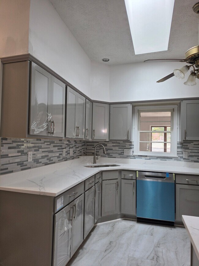 Foto del edificio - 5825 Lamont Dr