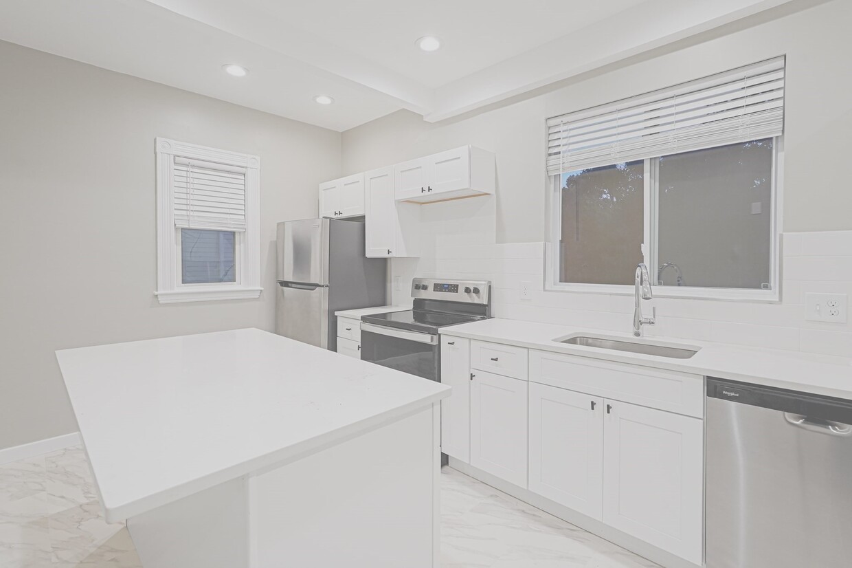 Primary Photo - 381 Adams St