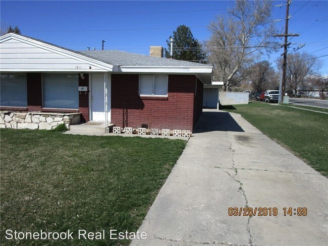 Building Photo - 2 br, 1 bath Apartment - 1289-1291 Oros Ave