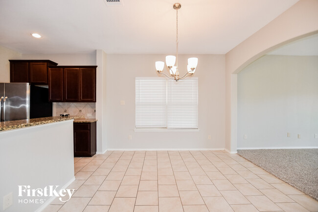Foto del edificio - 8817 Tenderfoot Ln