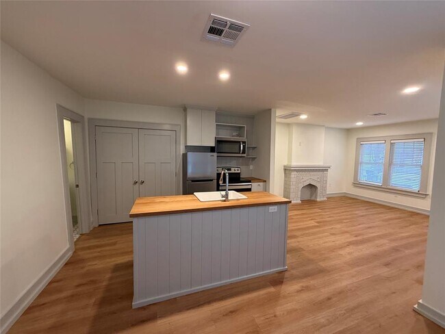 Foto del edificio - 1203 Military Ct