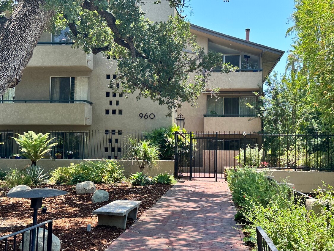 Primary Photo - 960 San Pasqual St