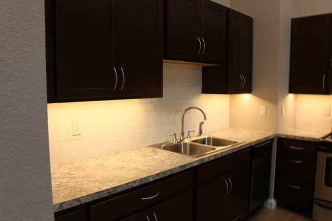 Foto del edificio - 211 E 2nd St