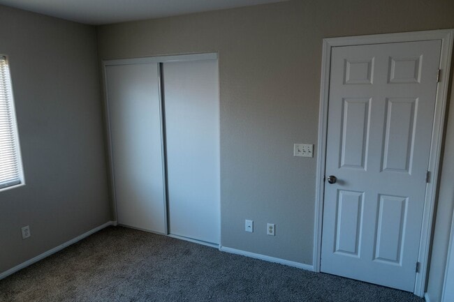 Foto del edificio - Newly Renovated - 4 BEDROOM - 2.5 BATHROOM HOME