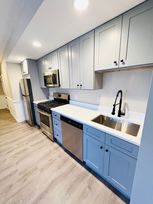 Foto del edificio - NEWLY RENOVATED 3 BEDROOM PENTHOUSE CONDO ...