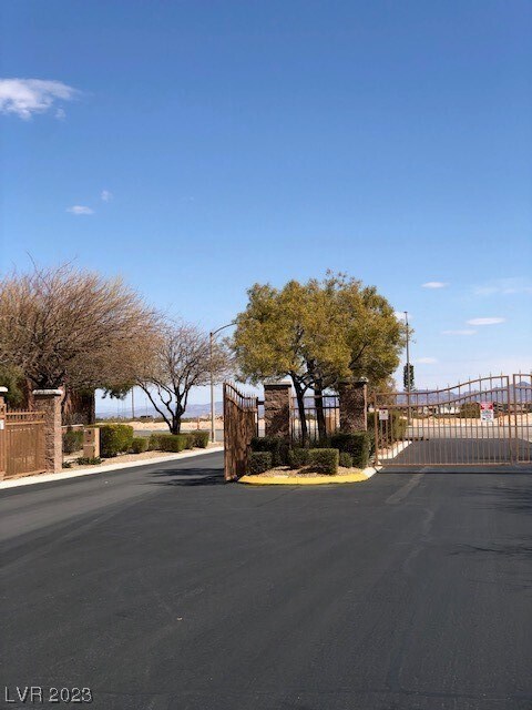 Foto del edificio - 8669 Green Ridge Ave