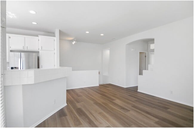 Building Photo - 2 Bedroom Condo in the Breakers!