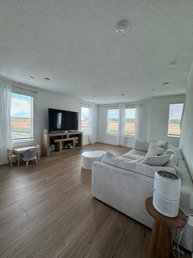Foto del edificio - 15309 Hamlin Park Dr