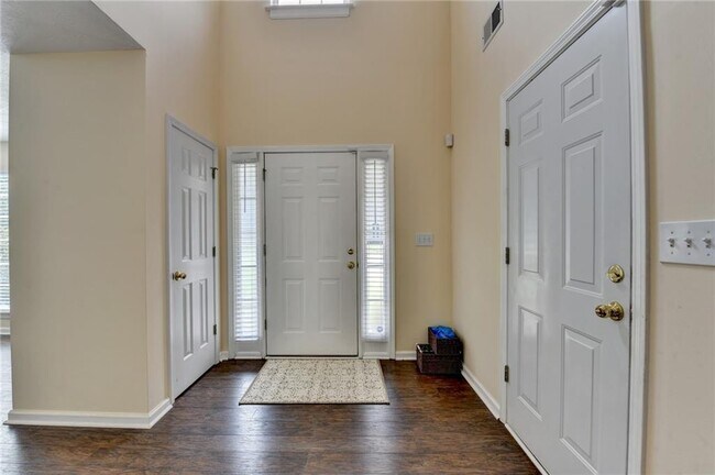 Foto del edificio - 3380 McClure Woods Dr