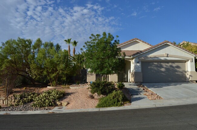 Vista frontal a la calle con jardines bien cuidados. - 1524 Waterton Dr