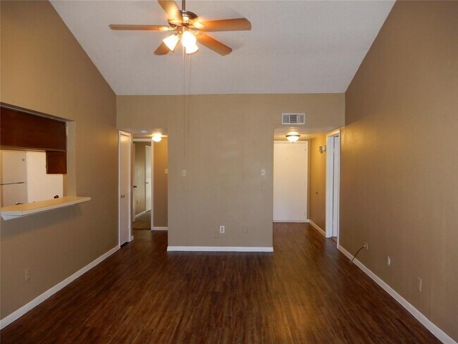 Building Photo - 17401 Red Oak Dr