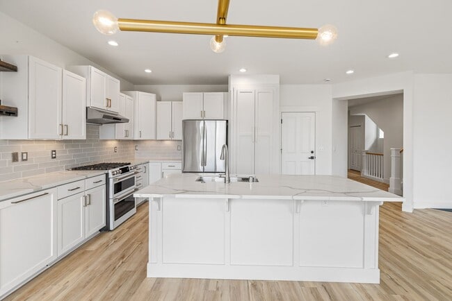 Foto del edificio - Immediately available 4-bedroom 3.5 bath