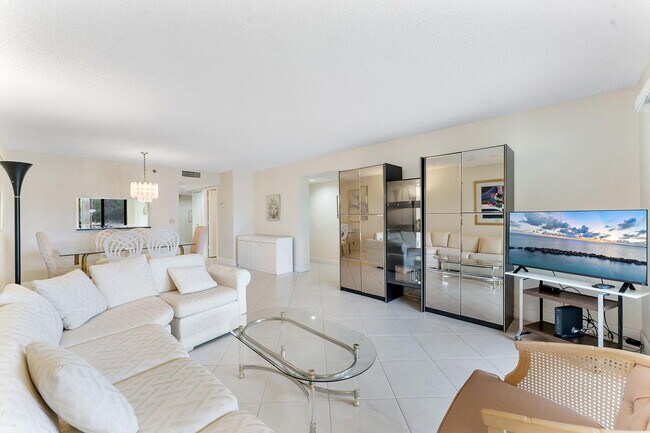 Foto del edificio - 7260 Kinghurst Dr