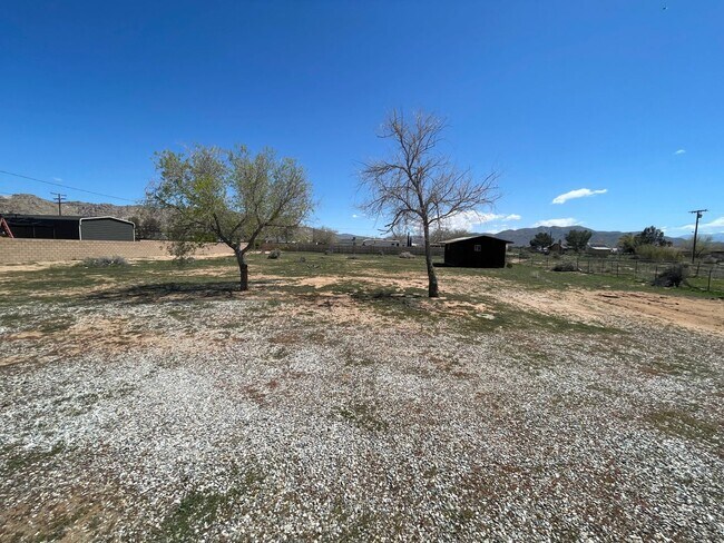 Building Photo - 3 BEDROOM SYCAMORE ROCKS HOME!