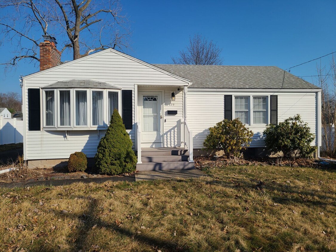 Foto principal - PRICE REDUCED Charming 2 Bedroom Rental