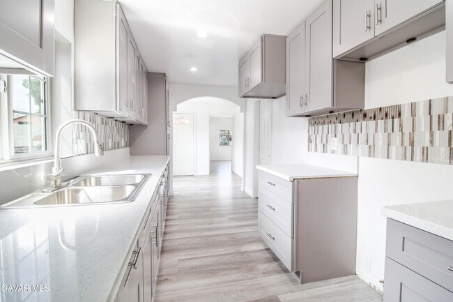 Foto del edificio - 6119 Prospect Ave