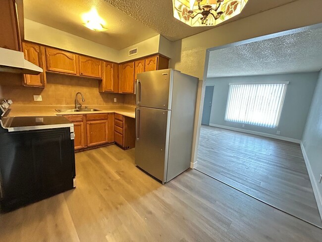 Building Photo - Recently Remodeled 2 Bedroom Unit!