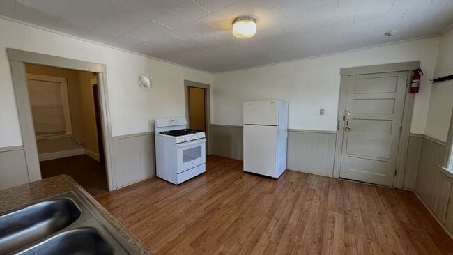 Building Photo - 4 Thenius St