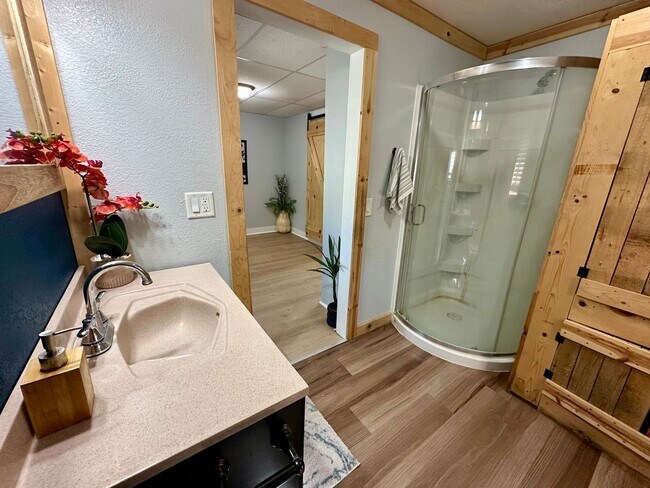 Foto del edificio - 1 bed, 1 bath home for rent in quiet Water...